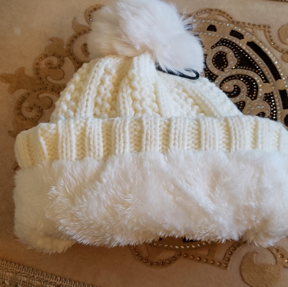 New Ugg infinity scarf and hat sets - Picture 4 of 4